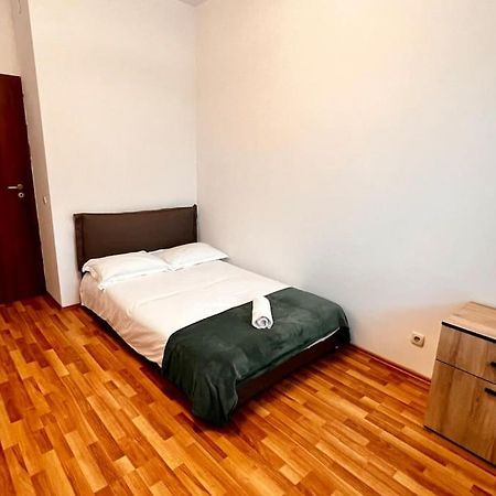 Otopeni Airport Apartment With Private Garden Kültér fotó
