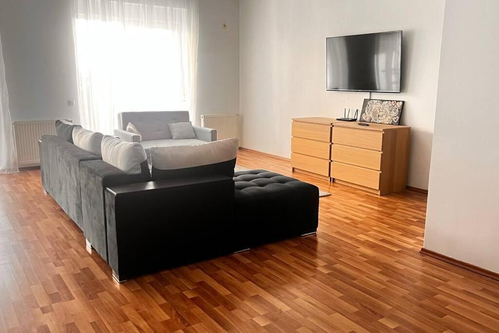 Otopeni Airport Apartment With Private Garden Kültér fotó