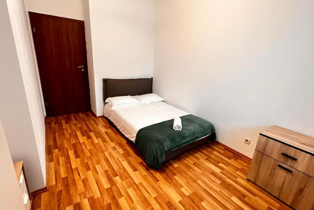 Otopeni Airport Apartment With Private Garden Kültér fotó