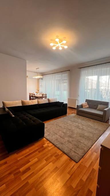 Otopeni Airport Apartment With Private Garden Kültér fotó