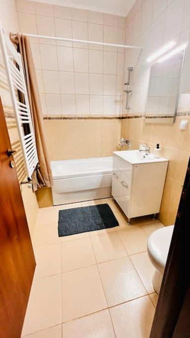 Otopeni Airport Apartment With Private Garden Kültér fotó