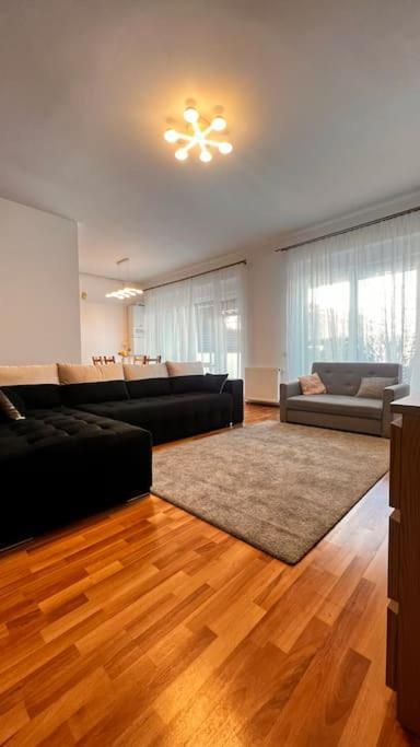 Otopeni Airport Apartment With Private Garden Kültér fotó