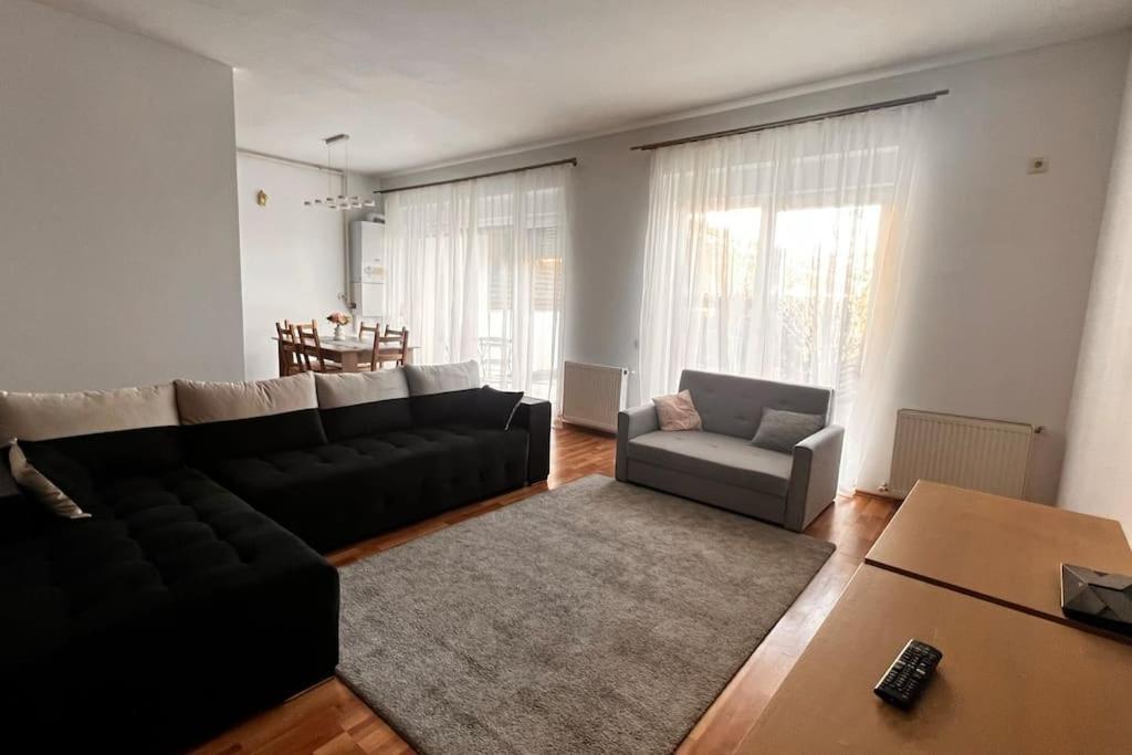 Otopeni Airport Apartment With Private Garden Kültér fotó