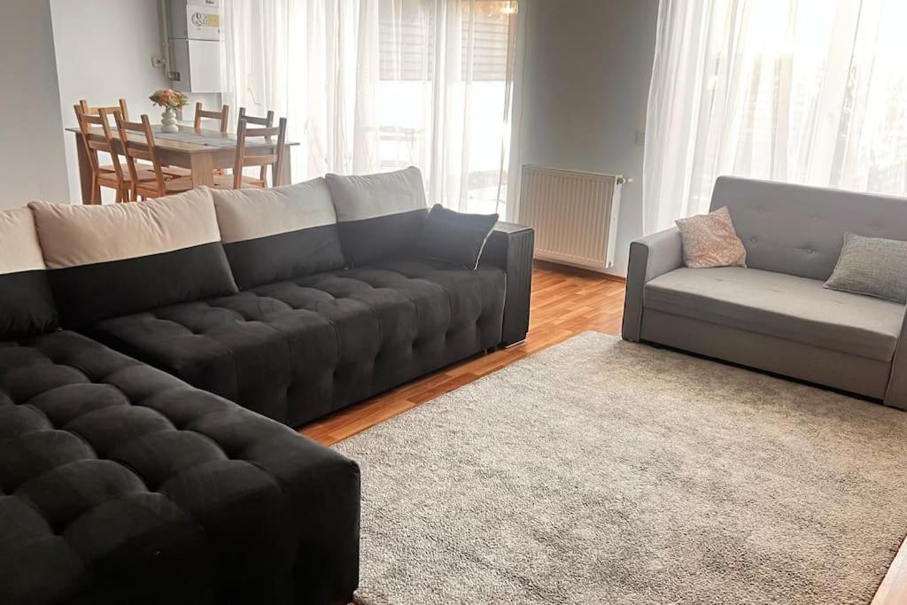 Otopeni Airport Apartment With Private Garden Kültér fotó