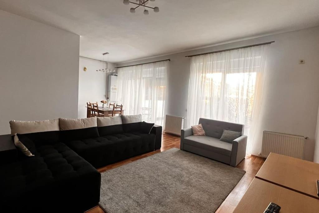 Otopeni Airport Apartment With Private Garden Kültér fotó