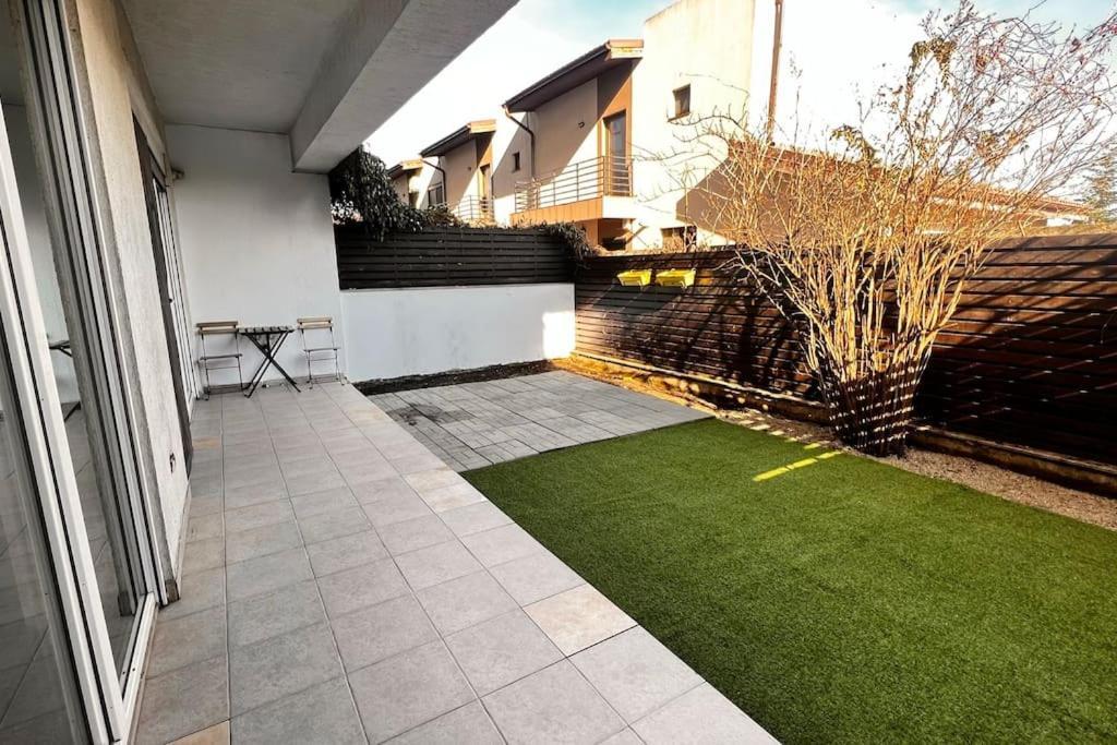 Otopeni Airport Apartment With Private Garden Kültér fotó